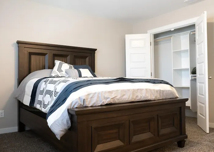 Luxurious Townhome Suites Near Airport #4