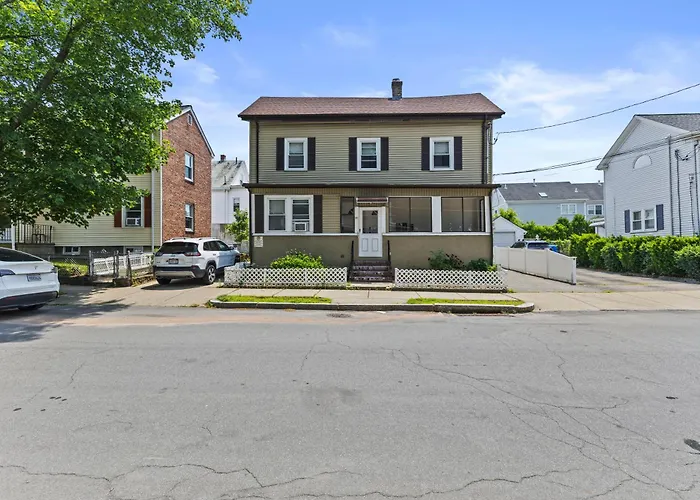 Newton Newly Renovated 3Br Apt