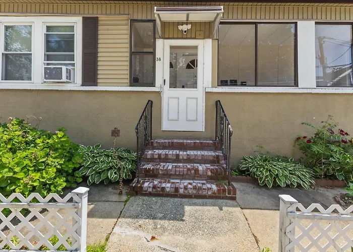 Newton Newly Renovated 3Br Apt
