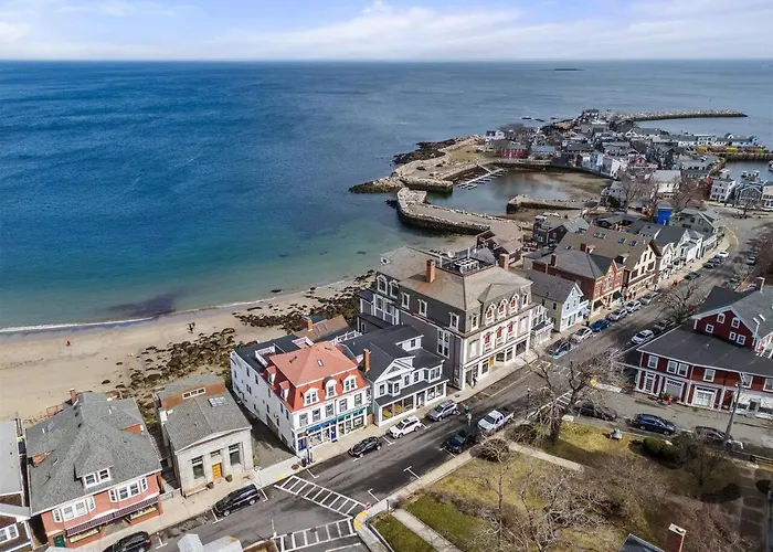 Rare Waterfront Luxury Penthouse|Bearskin Neck