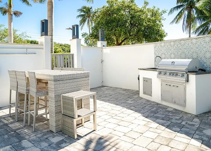 Modern 2Br Suite 2 King Beds Pool Steps To Beach