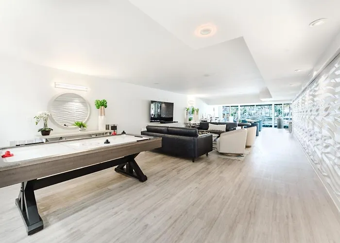 Luxury Waterfront Boca With Pool, Hot Tub And Boat Views