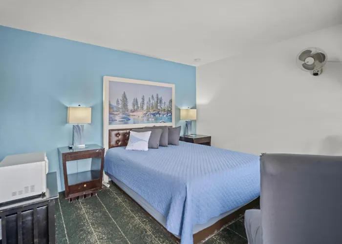 Bluebird Day Inn & Suites