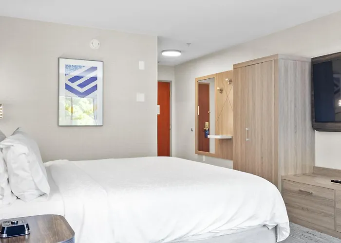 Holiday Inn Express Hotel & Suites Manchester - Airport By Ihg