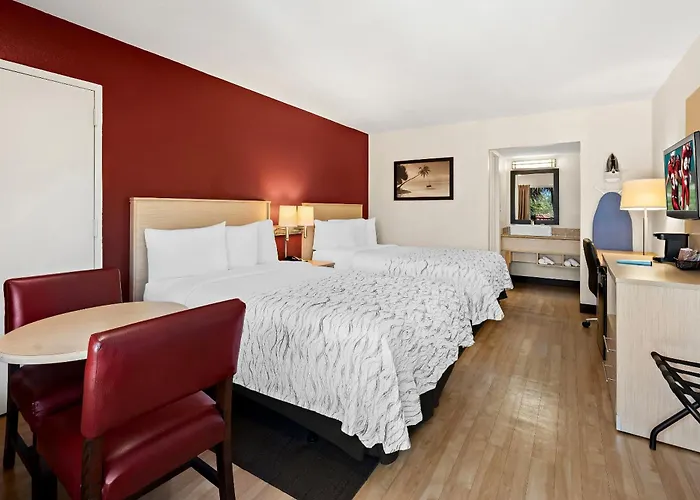 Red Roof Inn Plus+ & Suites Naples Downtown-5Th Ave S