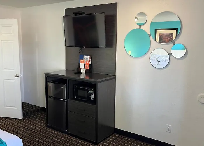 Howard Johnson By Wyndham St. George Hotel & Suites