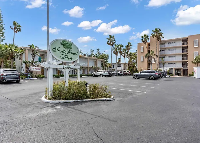 Step From The Beach.Renovated Ground Floor Unit 63