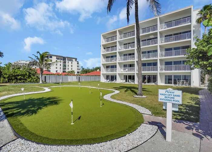 Step From The Beach.Renovated Ground Floor Unit 63