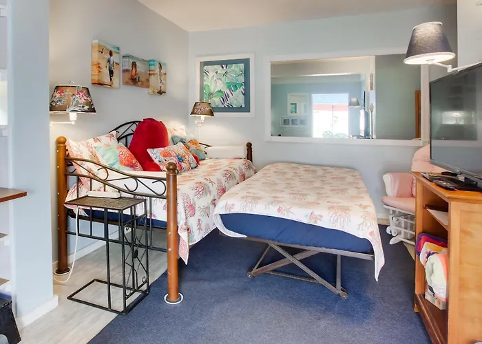 Sun-Soaked Studio W/ Pool Access In Lake Worth!