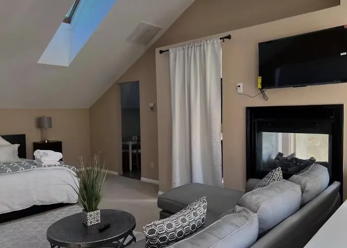 5 Bedroom House In Prestigious Neighborhood!