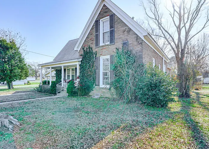 Patio Oasis! Charming 'Ivy Cottage' In Tennessee