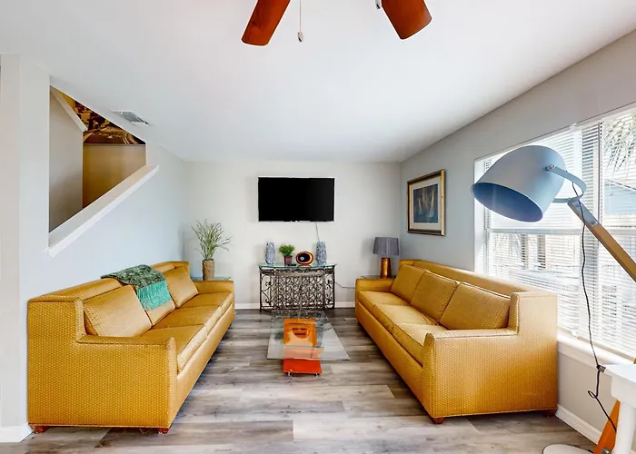 Cozy Spacious Home With Private Backyard And Patio, Near Shopping