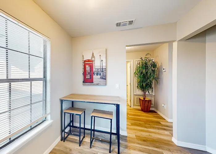 Cozy Spacious Home With Private Backyard And Patio, Near Shopping