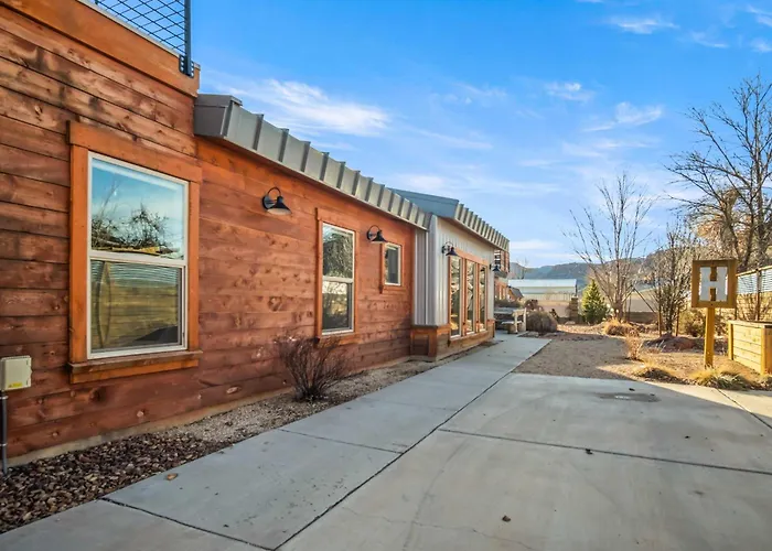 Timber & Tin H 2Bed 2Bath W Pool & Rooftop Deck