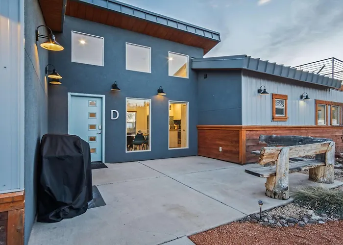 Timber & Tin D 2Bed 2Bath W Pool & Rooftop Deck