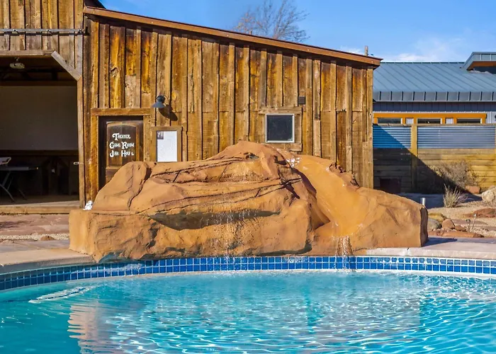 Timber & Tin H 2Bed 2Bath W Pool & Rooftop Deck