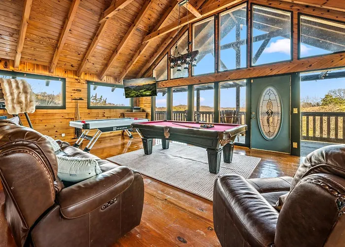 Pet Friendly Cabin With Hot Tub, Theater & Game Room