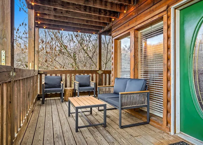 Pet Friendly Cabin With Hot Tub, Theater & Game Room