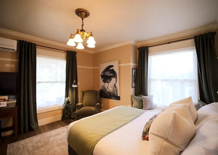 Redtail Inn - 3 Suites Sleeps Up To 12