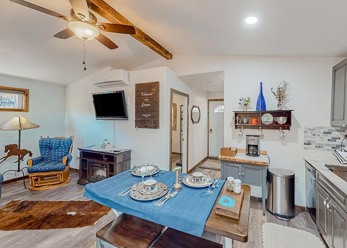1Br Dog-Friendly Lakefront Cabin W/ Canoes
