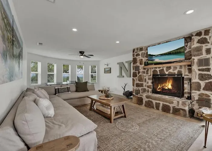 Grasslands Pool Hot Tub Hill Country Views