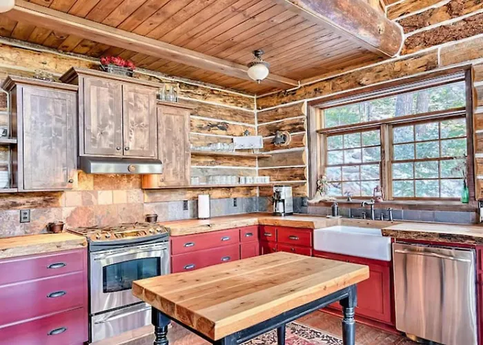 Hot Tub & Mtn Views: Woodsy Cabin In Greer