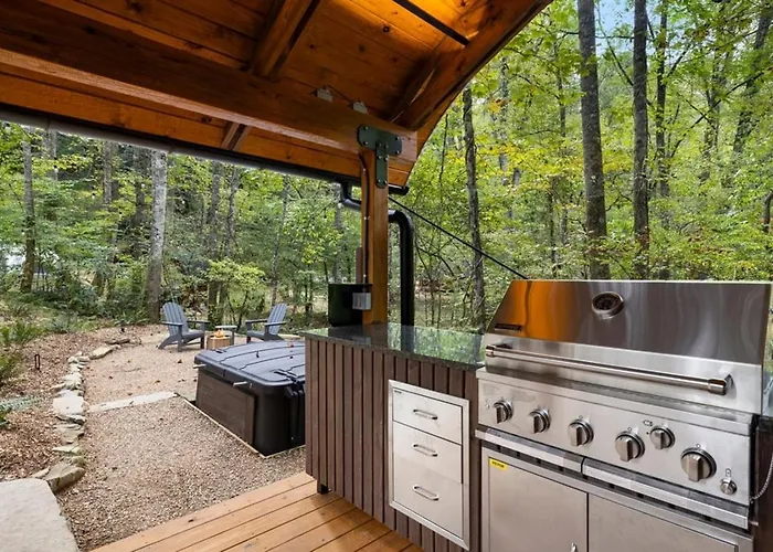 Luxury Airstream W Hot Tub, King Bed, & Grill