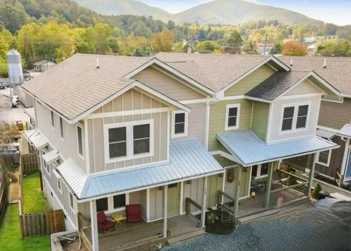 Urban Retreat Downtown Gem, Walk Everywhere, Custom Bunk Room, Hot Tub, Train & Mountain View, Near National Park Entrance