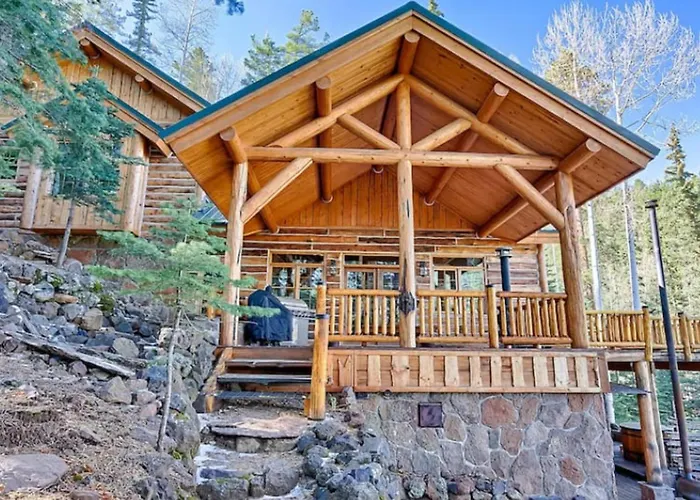 Hot Tub & Mtn Views: Woodsy Cabin In Greer