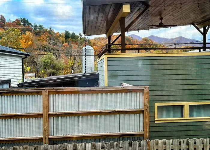 Urban Retreat Downtown Gem, Walk Everywhere, Custom Bunk Room, Hot Tub, Train & Mountain View, Near National Park Entrance