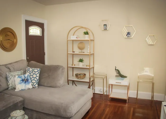 Charming 1 Bedroom Apt 6 Miles From Downtown!