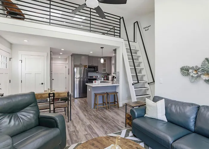 Angie Oasis Yard, Loft & Stocked Kitchen