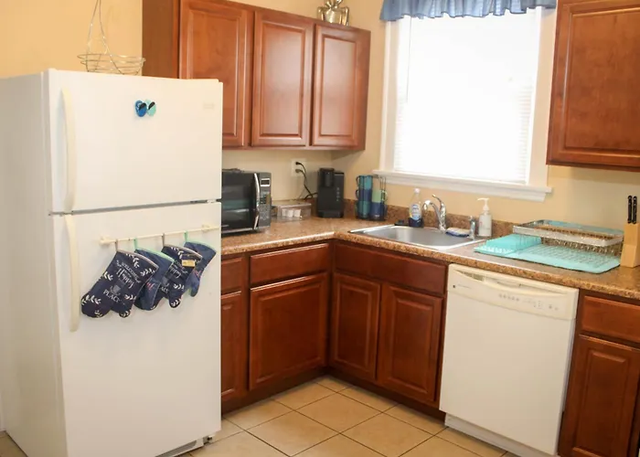 Charming 1 Bedroom Apt 6 Miles From Downtown!