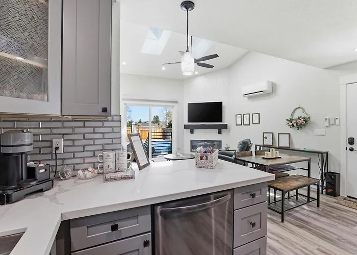 Angie Oasis Yard, Loft & Stocked Kitchen