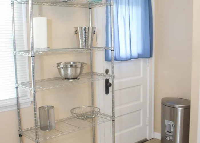 Charming 1 Bedroom Apt 6 Miles From Downtown!