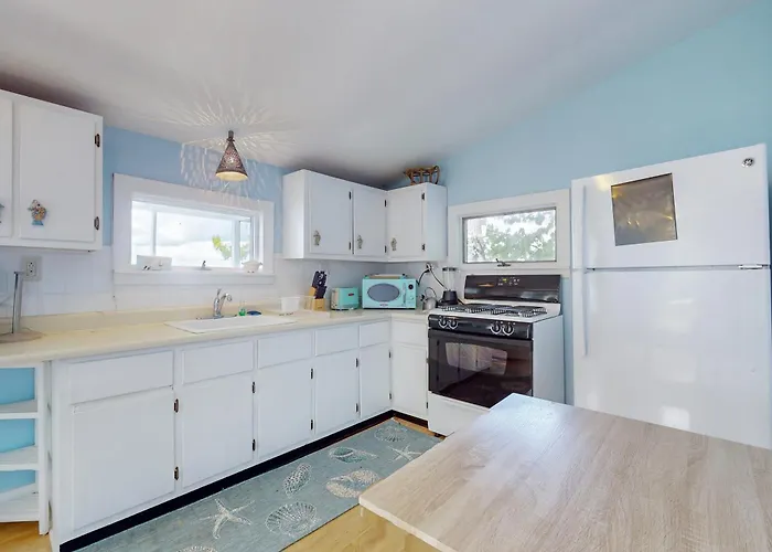 2Br Lakeside Home W/ Dock & Beach In Aurora!