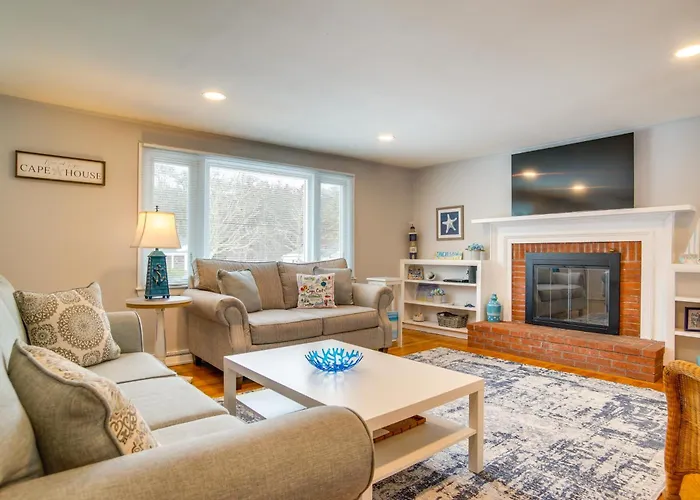 < 1 Mi To Craigville Beach: Home W/ Patio & Bbq