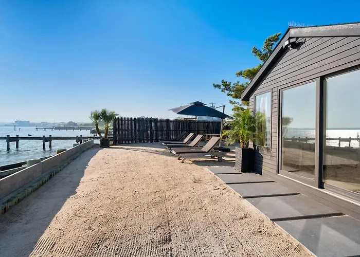 Beachfront Jacuzzi All Year - Black Swan Home