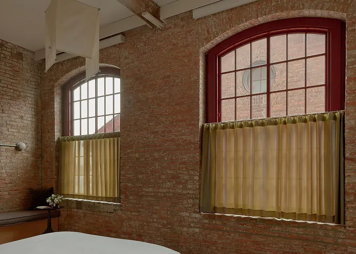 Pocketbook Hotel And Baths