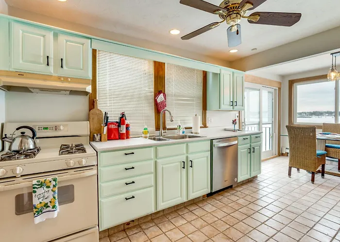 Steps To Nantasket Beach: Waterfront Gem W/ Patio!