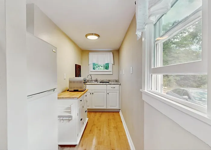 2 Mi To Dowses Beach! Couples Haven In Osterville