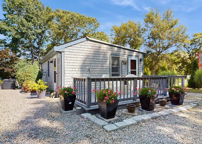 2 Mi To Dowses Beach! Couples Haven In Osterville