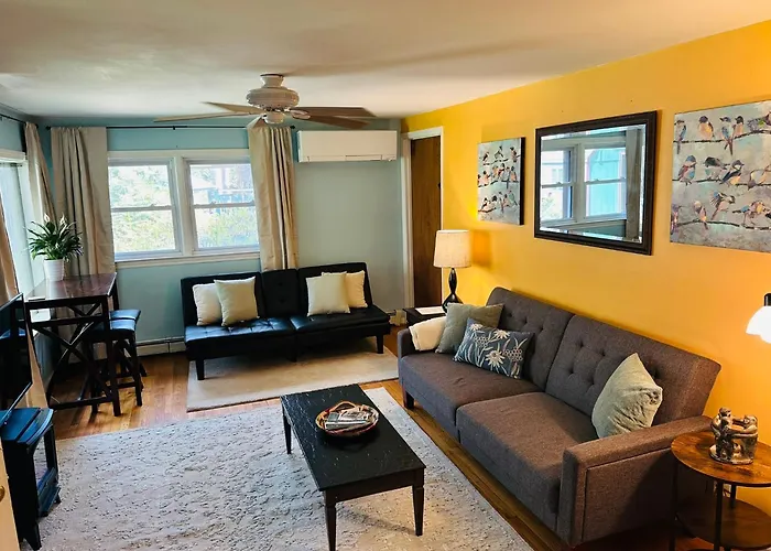 Private Green Cottage Near Downtown