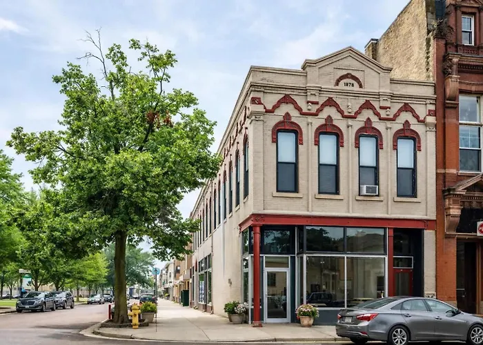 Large Luxury Downtown Loft - Walk To Everything Free Parking