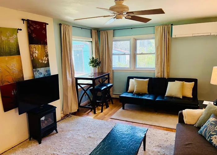 Private Green Cottage Near Downtown