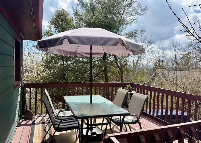 Private Green Cottage Near Downtown