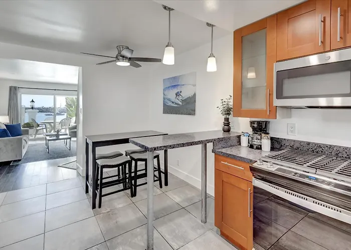Oceanside Marina Suites - A Waterfront Hotel