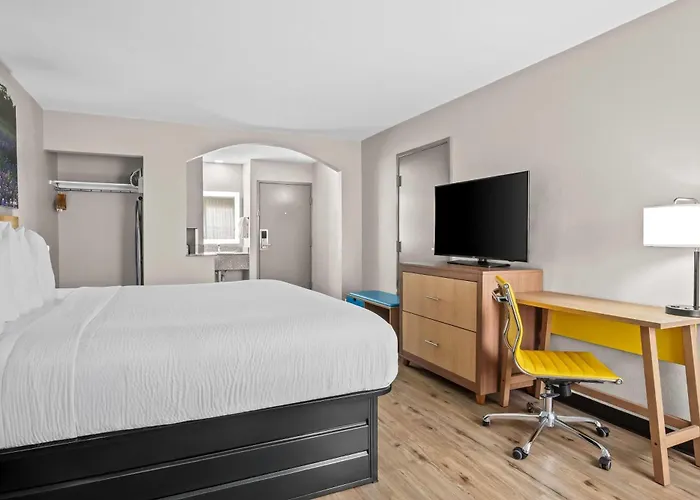 Days Inn By Wyndham Dallas Plano
