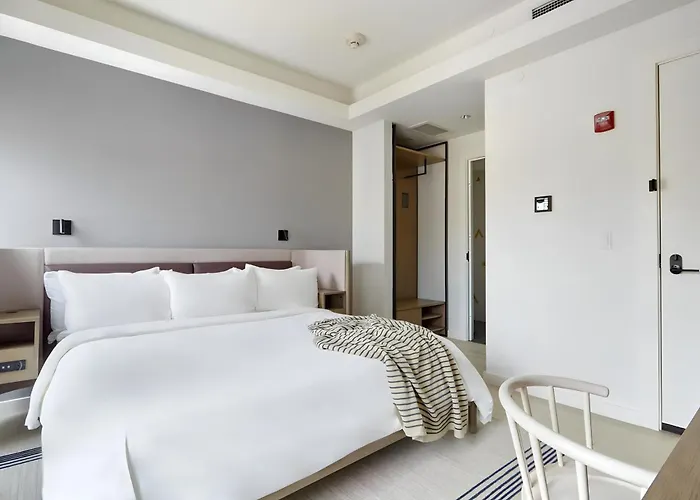 Lark Hotels 907 Main