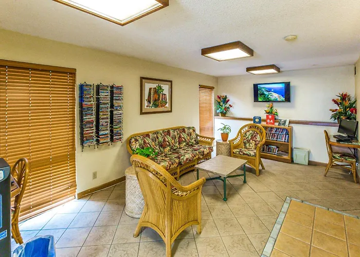 Pristine Lihue Condo W/ Balcony: Walk To Beach!